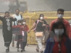 Người dân đeo khẩu trang để tránh tác hại của khói mù ô nhiễm ở New Delhi, Ấn Độ.