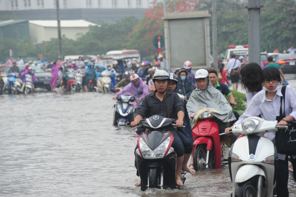Mưa lớn gây úng ngập ở Hà Nội. Ảnh: Hoàng Minh